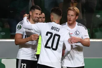 Hráči Legie Varšava se radují po gólu