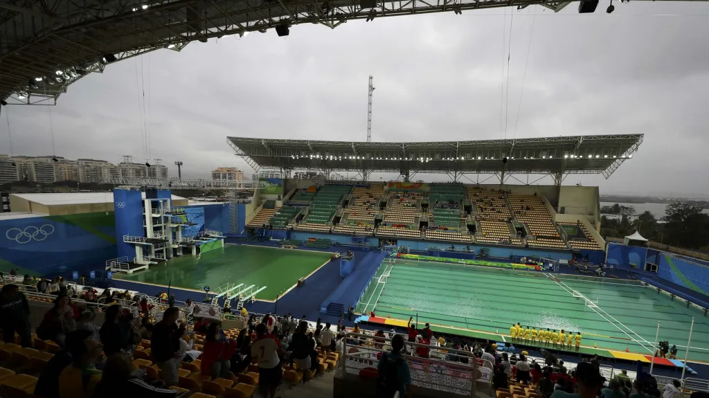 Voda začíná zelenat i v bazénu pro vodní pólo