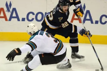 Brad Boyes ze St. Louis Blues a Douglas Murray ze San Jose Sharks