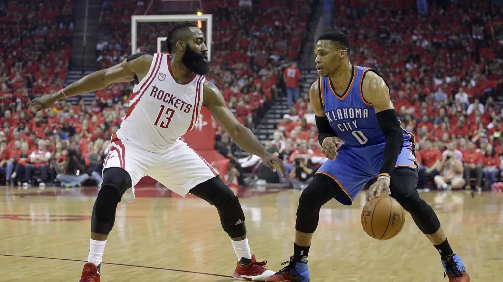 Russell Westbrook v souboji s Jamesem Hardenem z Houstonu