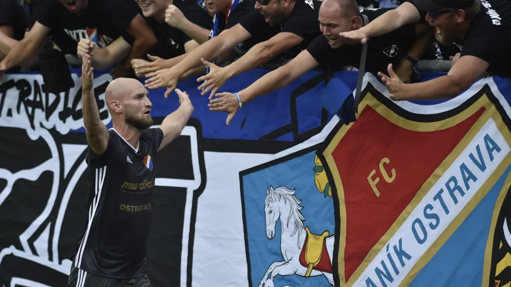 Tomáš Smola slaví gól s fanoušky Baníku