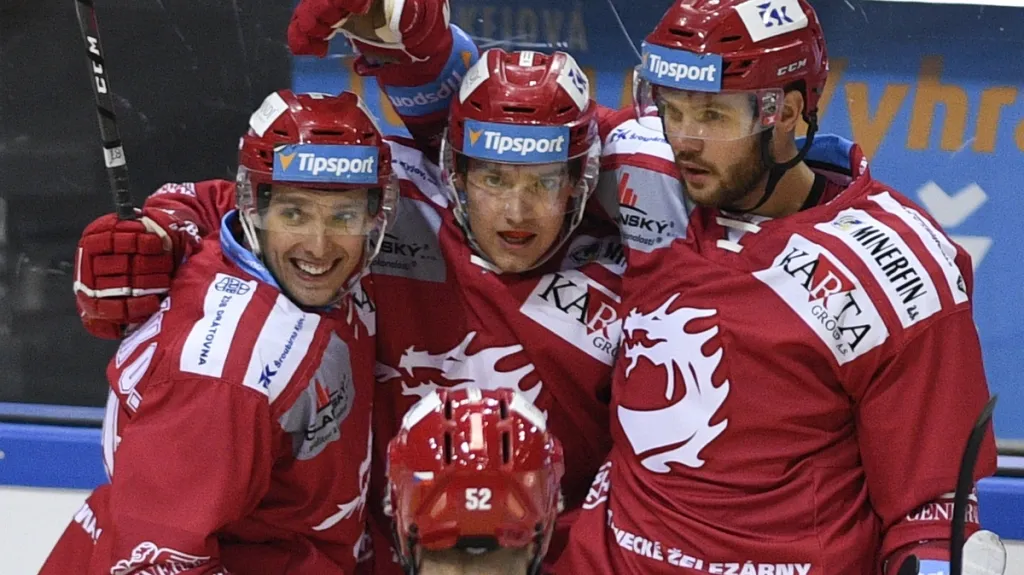 Michal Kovařčík se raduje se spoluhráči