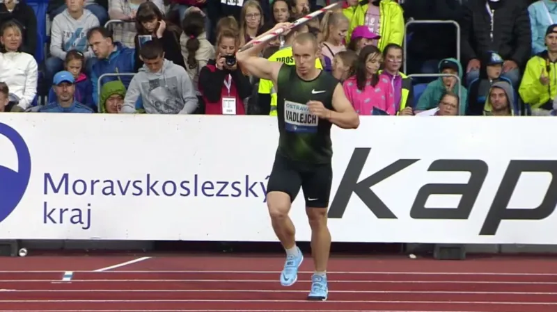 Vítězný pokus Vadlejcha v hodu oštěpem v Ostravě