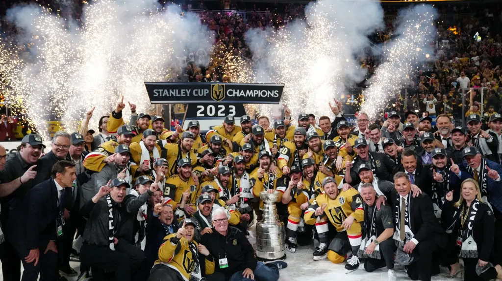 Hráči Vegas Golden Knights se Stanley Cupem