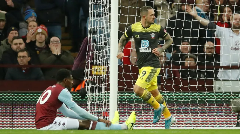 Danny Ings ze Southamptonu po trefě do sítě Aston Villy