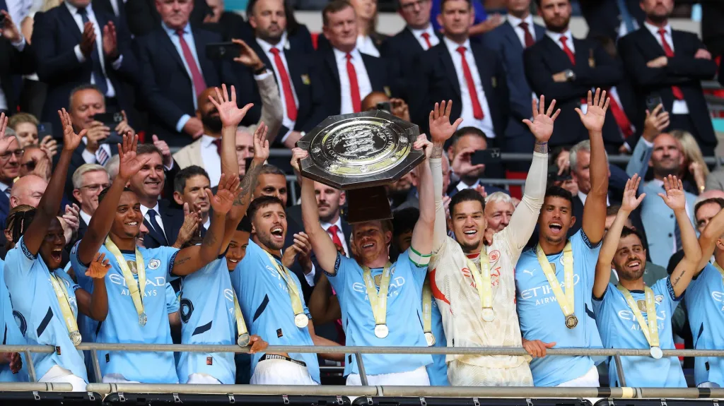 Hráči Manchesteru City slaví triumf v Superpoháru
