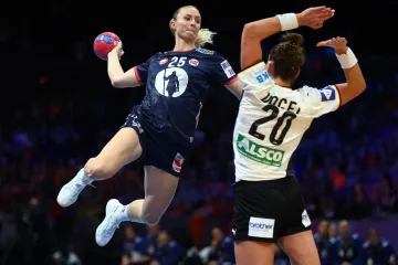 Henny Ella Reistadová střílí proti bloku Emily Vogelové