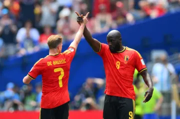 Romelu Lukaku a Kevin De Bruyne slaví gól na MS