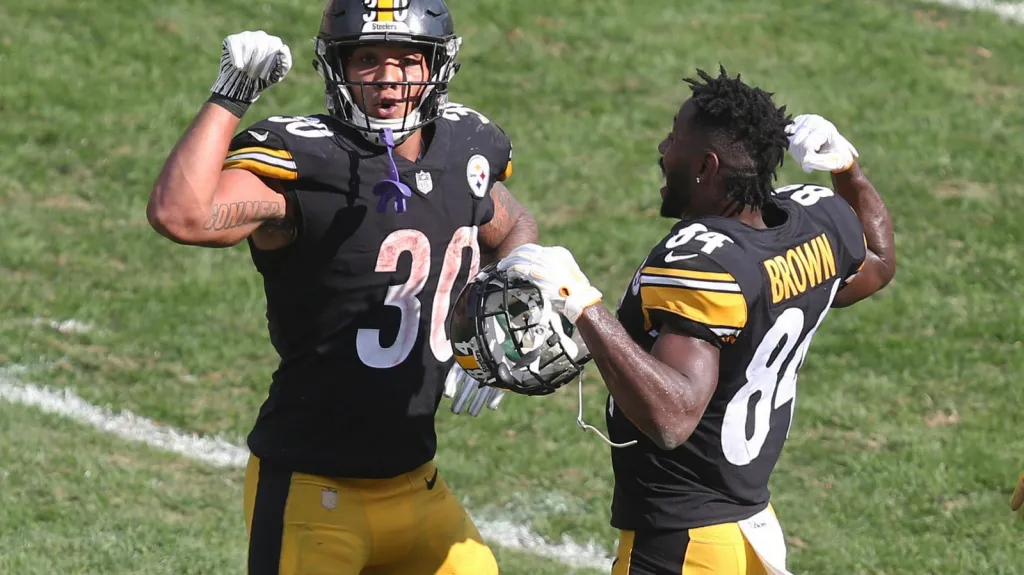 James Conner slaví se spoluhráčem Antoniem Brownem