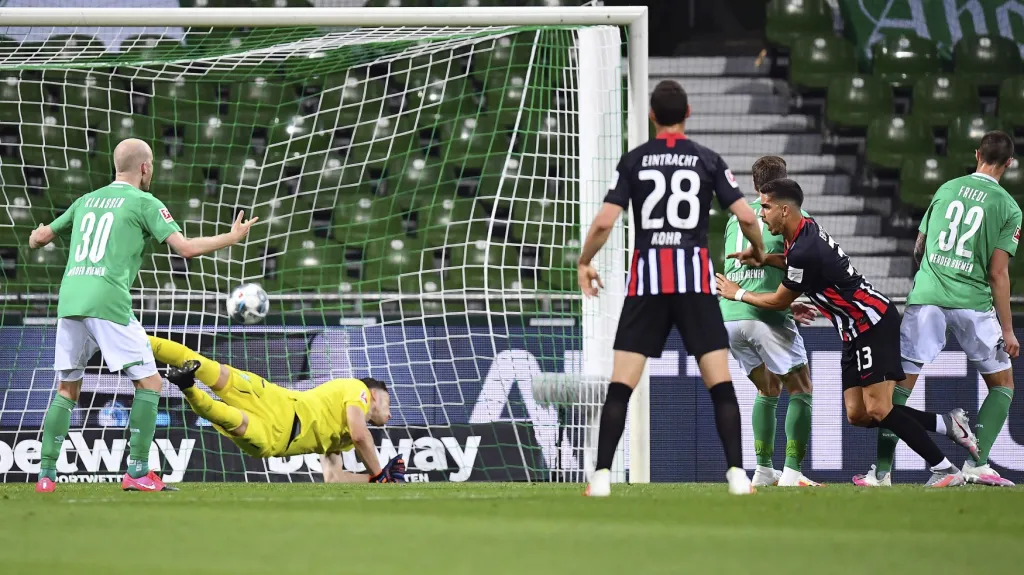 André Silva z Frankfurtu překonává Jiřího Pavlenku z Brém