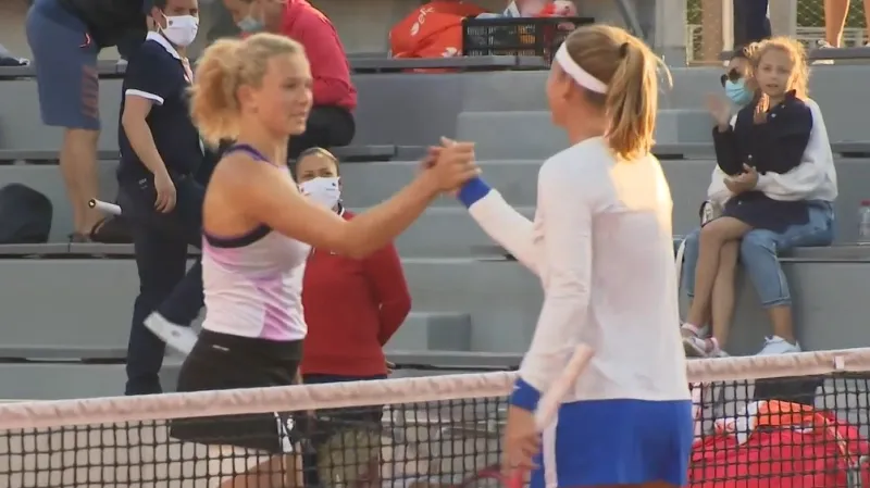 Siniaková udolala Bouzkovou a z českého souboje postoupila dál