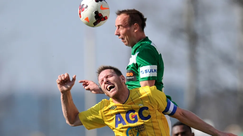 Štěpán Vachoušek z Teplic (vepředu) a Tomáš Jablonský z Jablonce bojují o míč