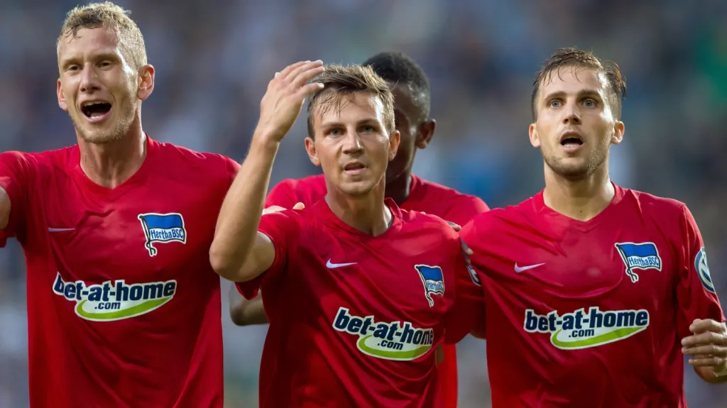 Vladimír Darida (uprostřed) slaví se svými spoluhráči z Herthy Berlín vstřelenou branku