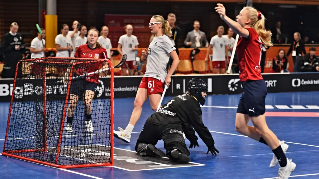 České florbalistky se radují po gólu