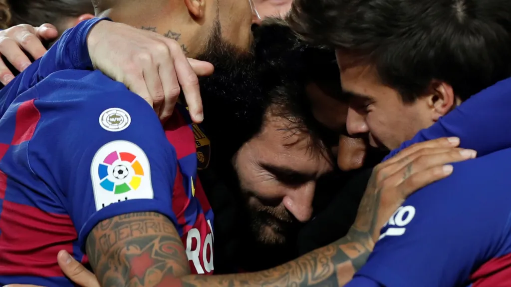 Lionel Messi se raduje se spoluhráči z Barcelony