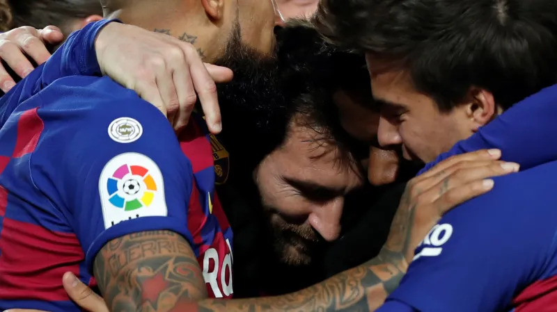 Lionel Messi se raduje se spoluhráči z Barcelony