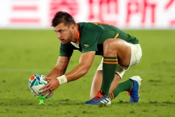 Handré Pollard si připravuje míč v semifinále MS v ragby