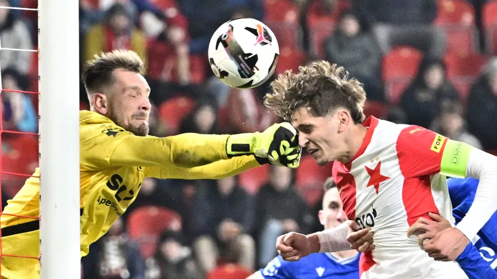 Zleva brankář Martin Pastornický z Táborska a Mojmír Chytil ze Slavie