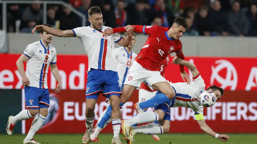 Patrik Schick se probíjí obranou Faeřanů