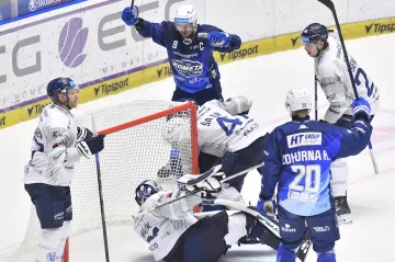 Radost hokejistů Komety v utkání s Plzní