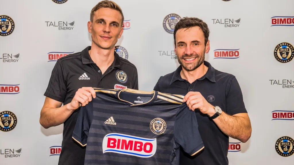 Bořek Dočkal (vlevo) a jeho agent Viktor Kolář s dresem Philadelphie