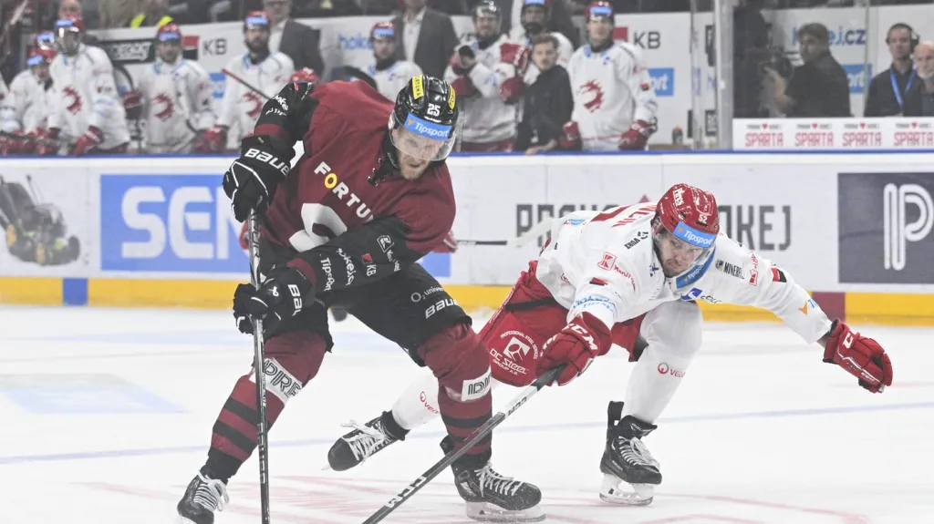 Martin Marinčin z Třince stíhá Janiho Lajunena ze Sparty