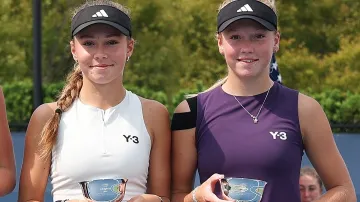 Vítězky juniorské čtyřhry sestry Kovačkovy jsou zpátky doma