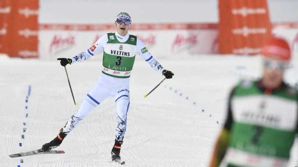 Eero Hirvonen slaví druhou příčku, v popředí vítězný Eric Frenzel