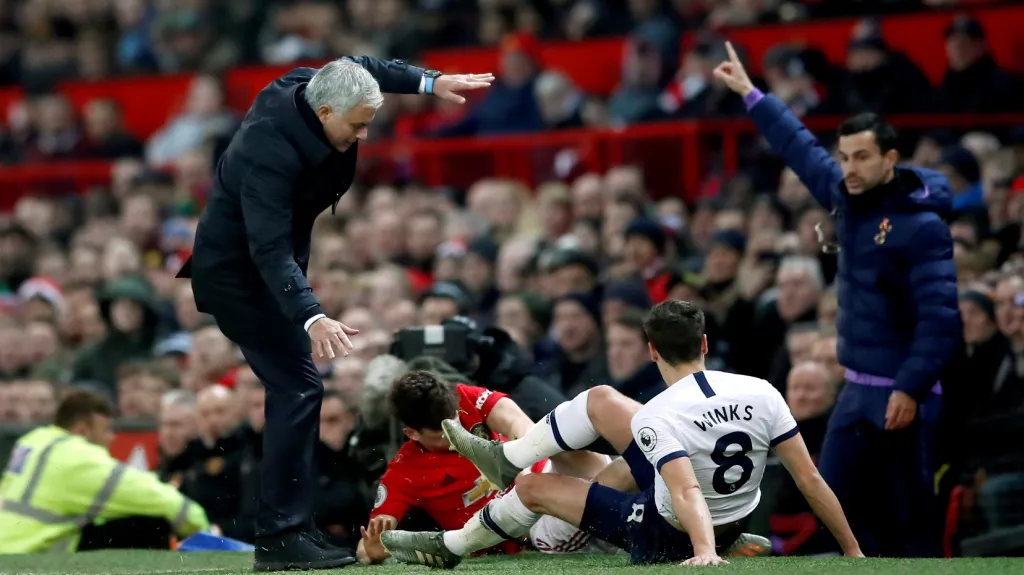 José Mourinho se snaží vyhnout skluzu v utkání Manchester United - Tottenham