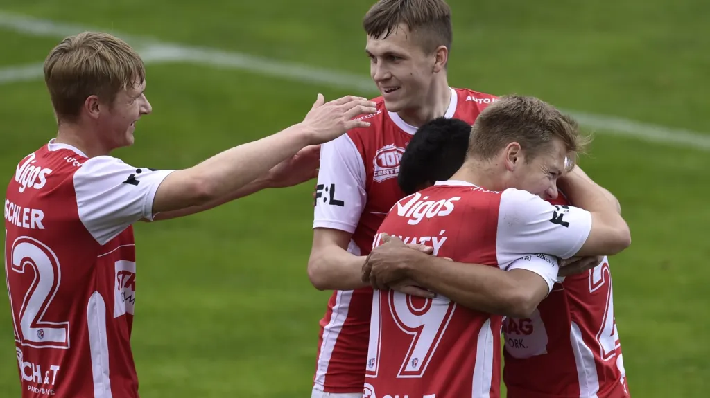 Fotbalisté Pardubic oslavují gól ve Zlíně