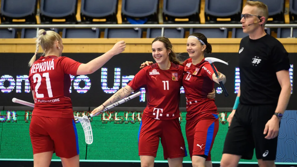 Martina Řepková (vlevo) slaví gól se spoluhráčkami z české reprezentace