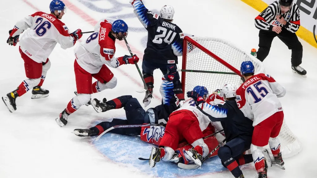 Američan Bobby Brink dává gól českým juniorům