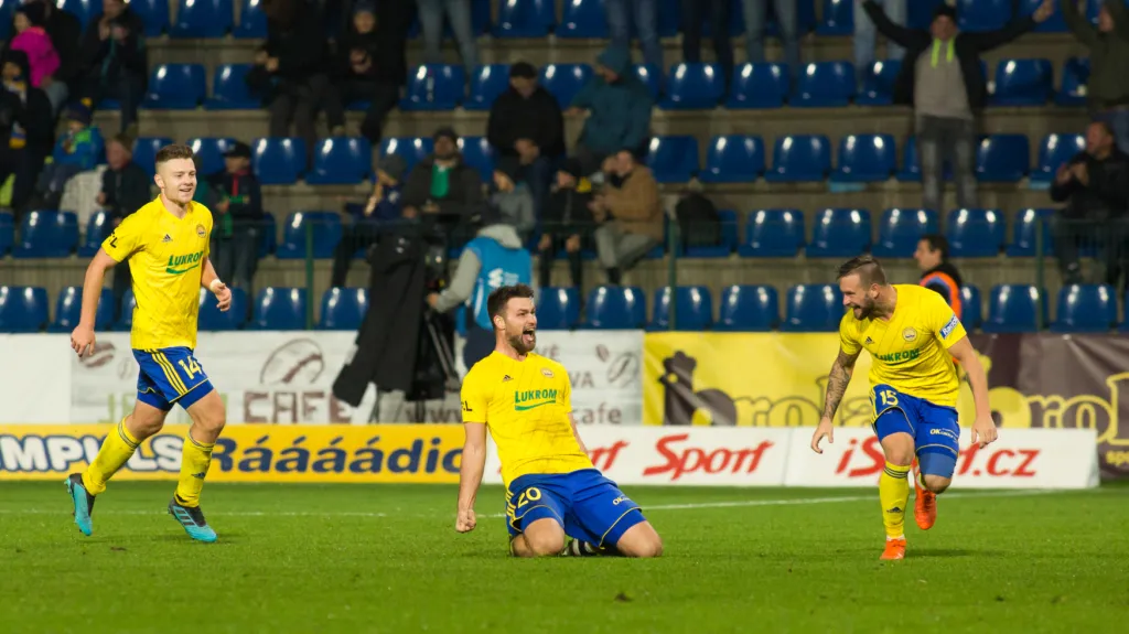 Fotbalisté Zlína se radují z gólu