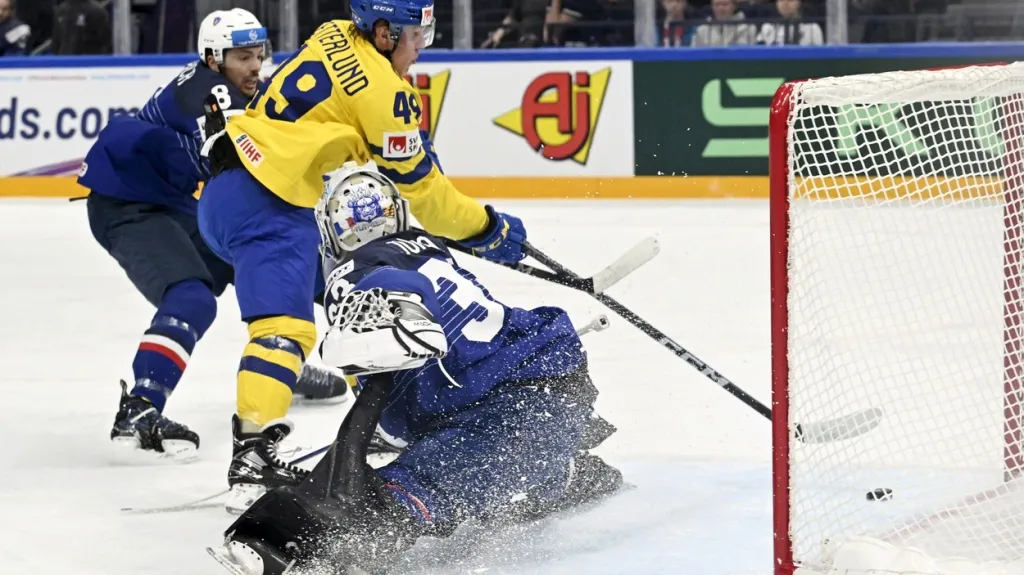 Švéd Fabian Zetterlund střílí gól v utkání proti Francii