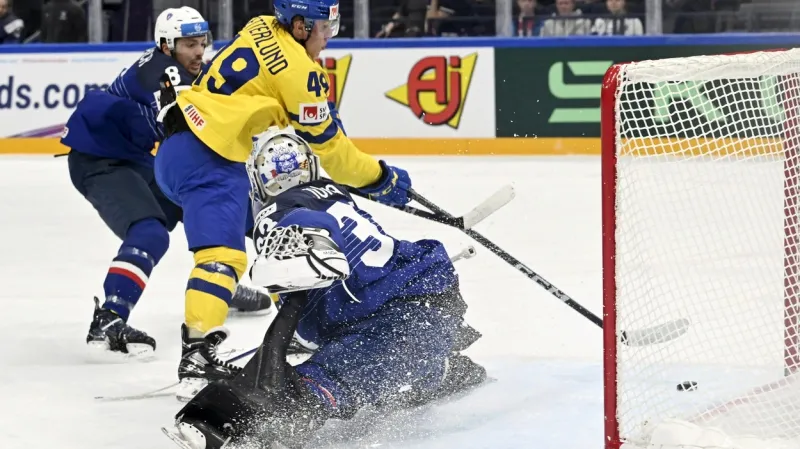 Švéd Fabian Zetterlund střílí gól v utkání proti Francii