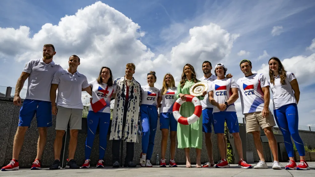 Barbora Krejčíková s českými sportovci oděnými do olympijského