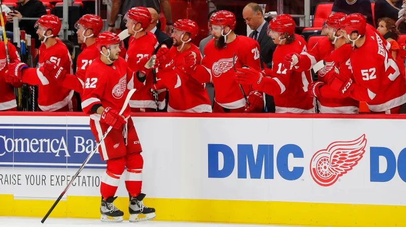 Martin Frk přijímá gratulace spoluhráčů z Detroitu