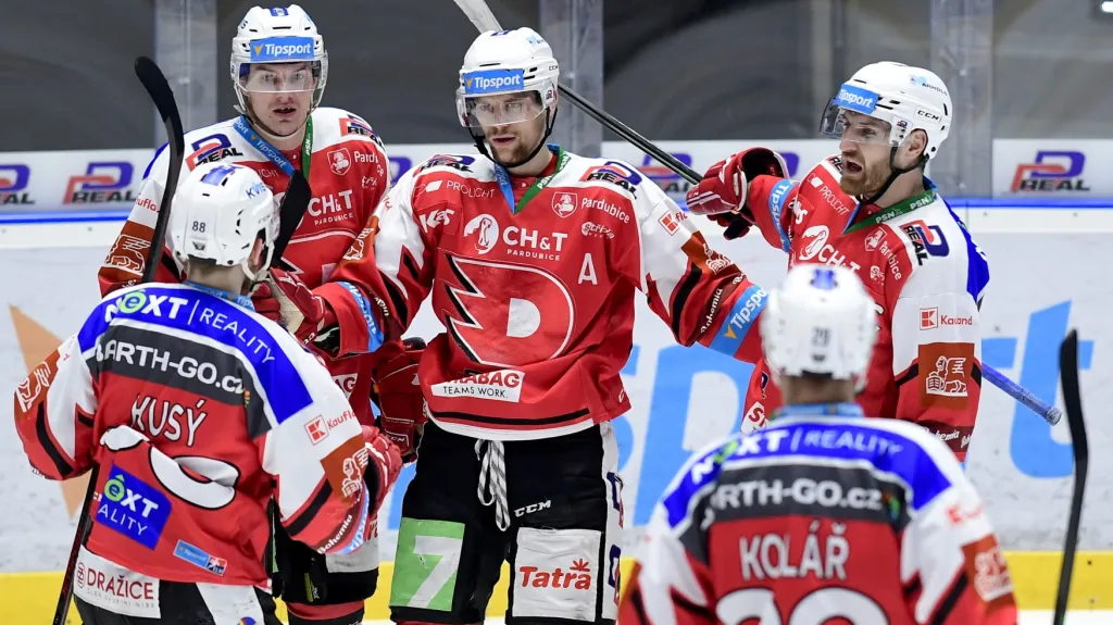 Hokejisté Pardubic se radují z gólu