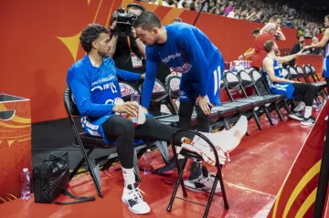 Zraněný Blake Schilb s Tomášem Satoranským