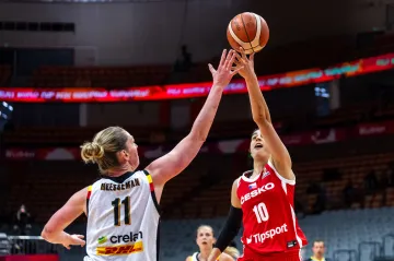 Eliška Hamzová v souboji o míč v utkání proti Belgii