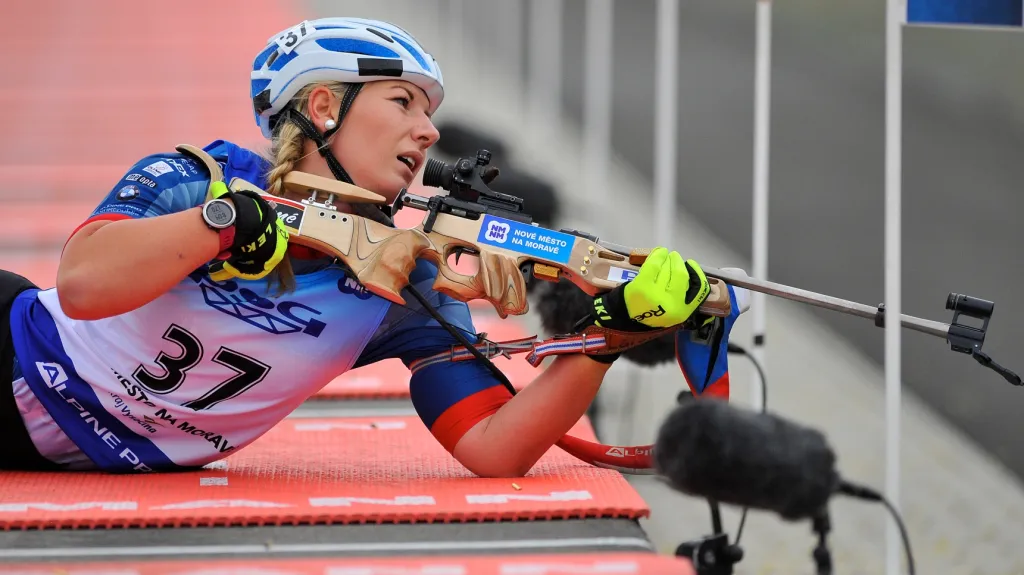 Lucie Charvátová na závodě v letním biatlonu