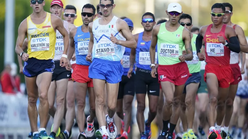 Závěr závodu chodců na 35 km s finišem Víta Hlaváče