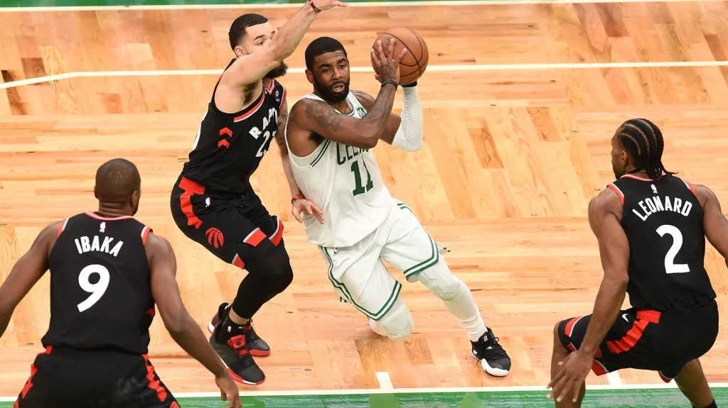 Kyrie Irving z Bostonu se snaží prosadit v utkání s Torontem