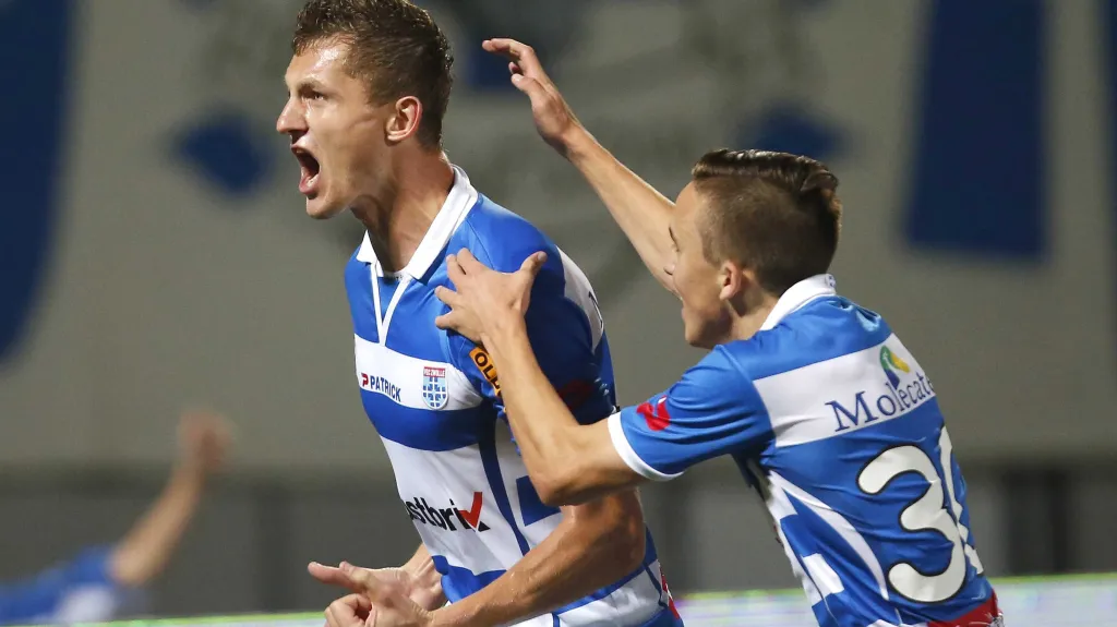 Útočník Zwolle Tomáš Necid (vlevo) slaví vstřelenou branku