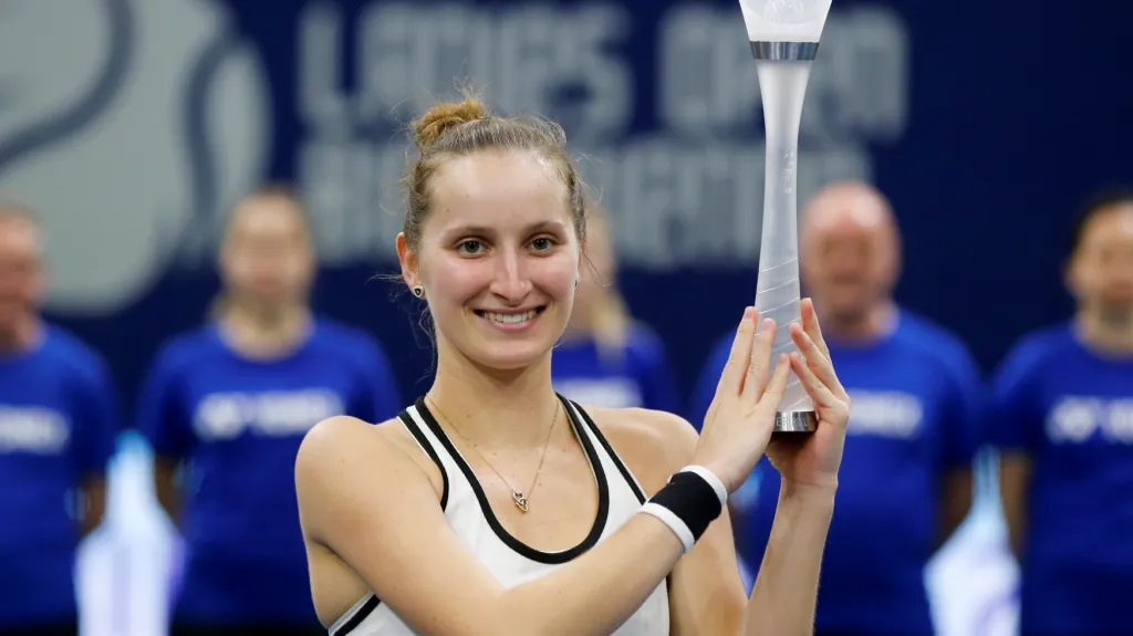 Markéta Vondroušová s trofejí za triumf ve švýcarském Bielu