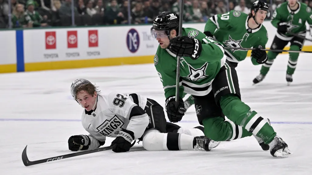 Radek Faksa v souboji s Brandtem Clarkem