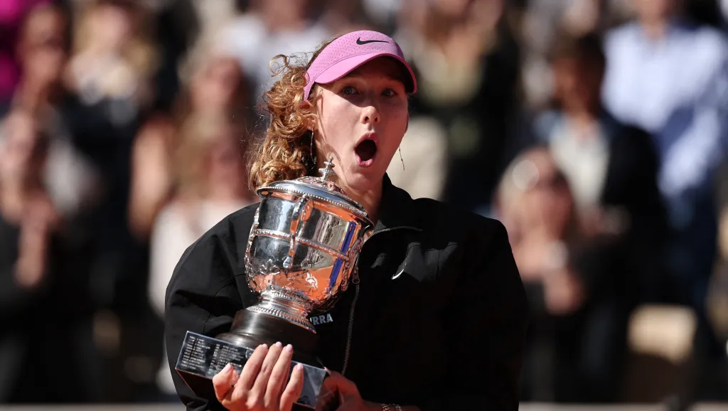Mirra Andrejevová s trofejí z Roland Garros