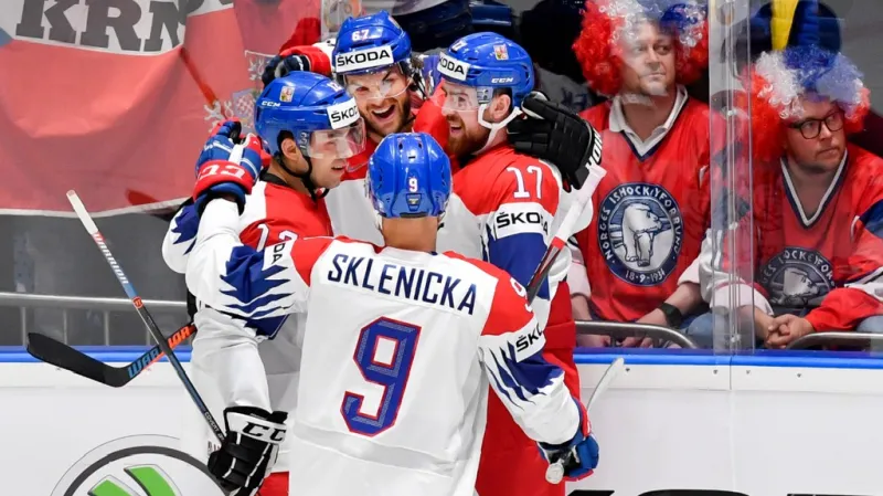 Kvarteto Frolík, Simon, Hronek, Sklenička se raduje z gólu