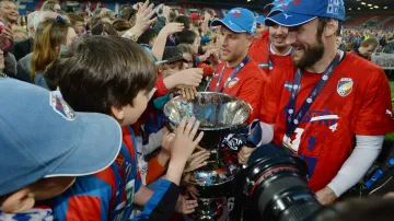 Hráči Plzně slaví s fanoušky titul