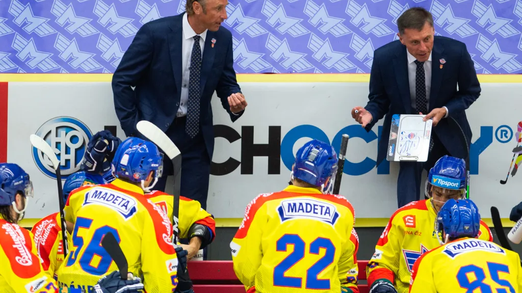 Václav Prospal předává pokyny hokejistům Českých Budějovic